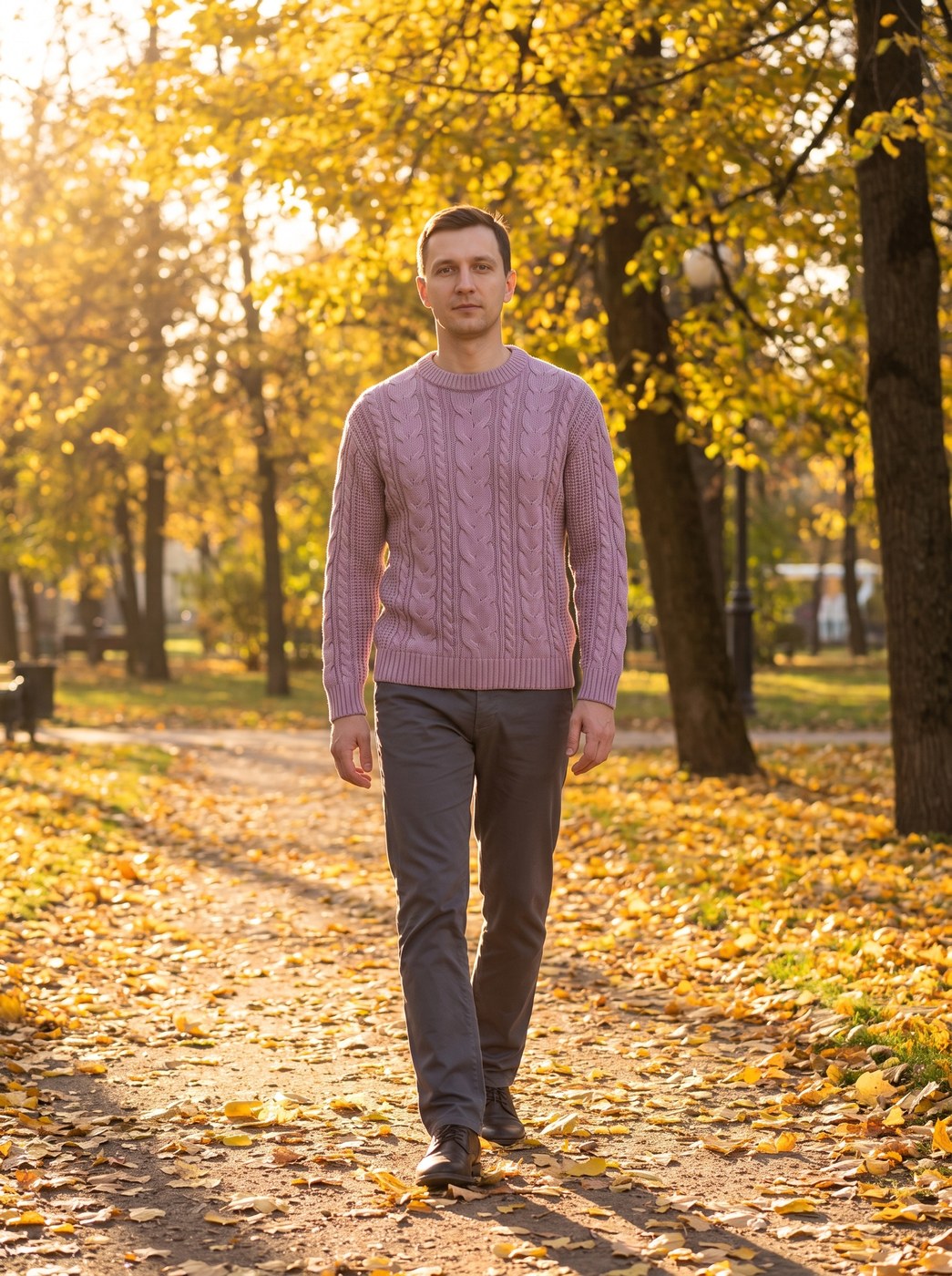 Kuzgi bog‘da, binafsha sviter kiygan model